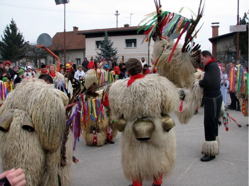Kurenti snamejo maske in se predstavijo.